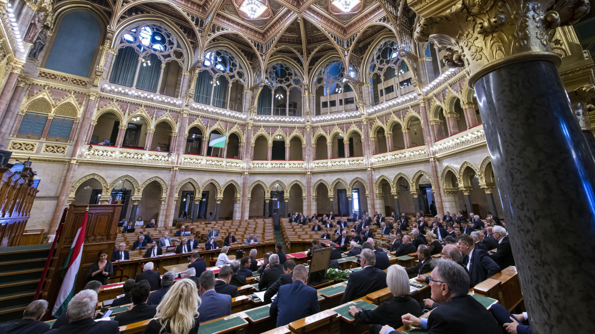 Képviselők a napirendről szavaznak az Országgyűlés plenáris ülésén 2020. július 13-án.