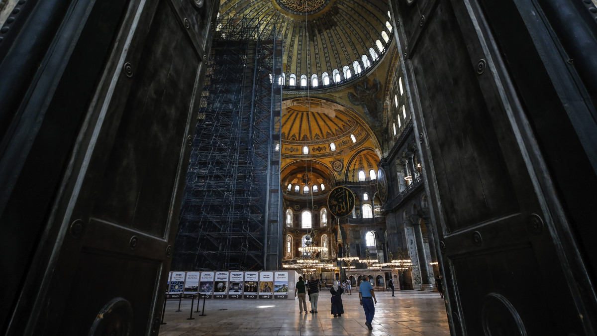 A 2020. július 10-én közreadott képen látogatók nézik az isztambuli Hagia Sophia bizánci építésű hajdani ortodox bazilika belső terét június 25-én. A török államtanács július 10-én dönt arról, hogy semmissé nyilvánítja-e azt az 1934-es határozatot, amely elrendelte, hogy a bazilika múzeumként működjön. Ez lehetővé tenné, hogy újra mecsetté alakítsák a jelenleg is múzeumként üzemelő Hagia Sophiát.