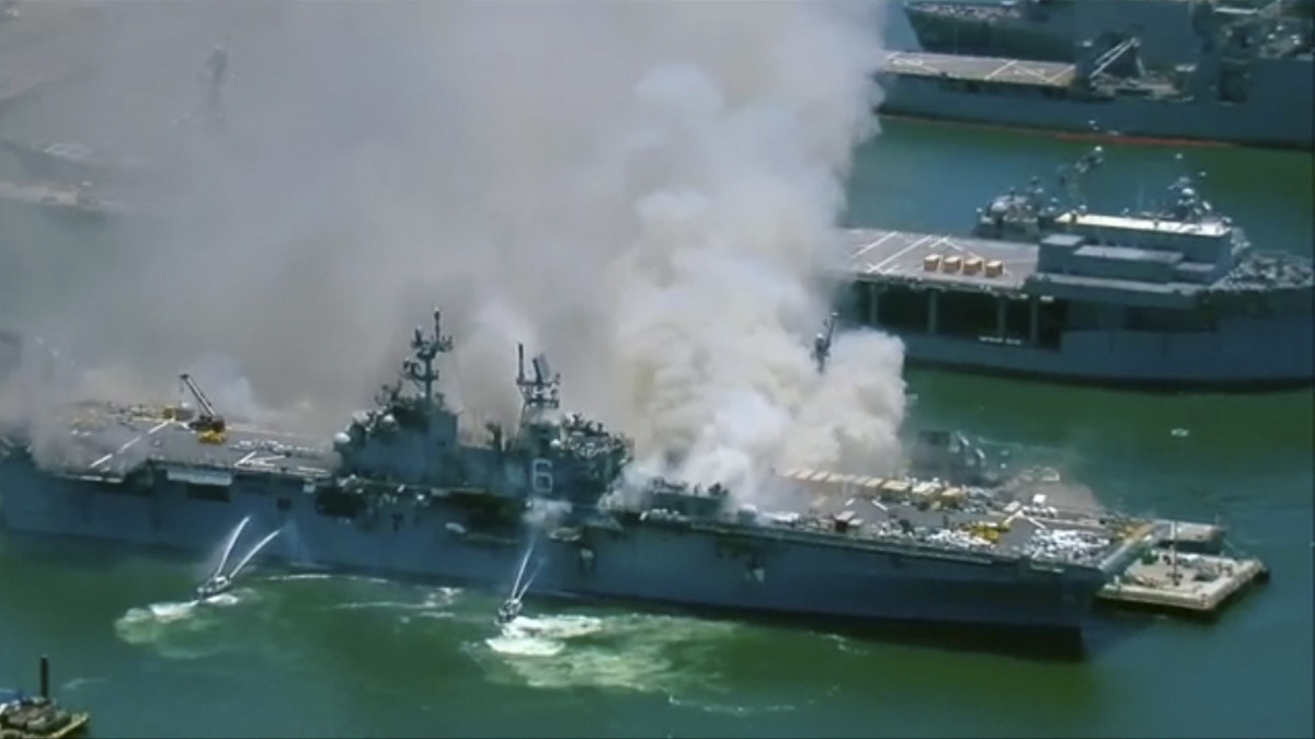 A KGTV-TV felvételéréről készült képen sűrű füst száll a magasba a Bonhomme Richard nevű helikopterhordozó fedélzetéről a kaliforniai San Diego haditengerészeti támaszponton 2020. július 12-én, miután a hajón robbanás történt, majd tűz ütött ki. A Bonhomme Richard hadihajón karbantartási munkálatok folytak, 21 ember könnyebb sérüléseket szenvedett.