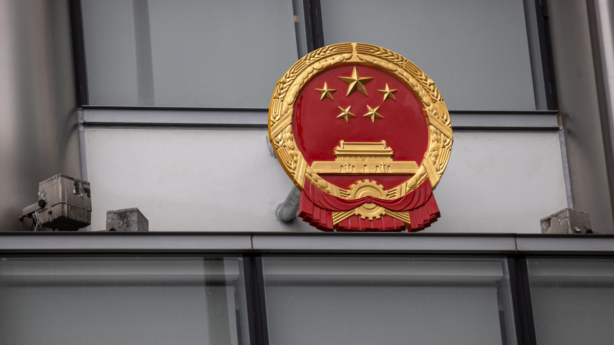 Kína nemzeti címere a kínai központi kormányzat nemzetbiztonsági irodájának falán Hongkongban 2020. július 9-én. Az irodában működő ügynökség feladata, hogy felügyelje a június 30-án hatályba lépett, Hongkongra vonatkozó nemzetbiztonsági törvényt. A jogszabály a jogsértések négy kategóriájaként a szakadár tevékenységet, a felforgatást, a terrorizmust, valamint a nemzetbiztonság veszélyeztetésére külföldi országokkal vagy külső elemekkel való összejátszást sorolja fel.