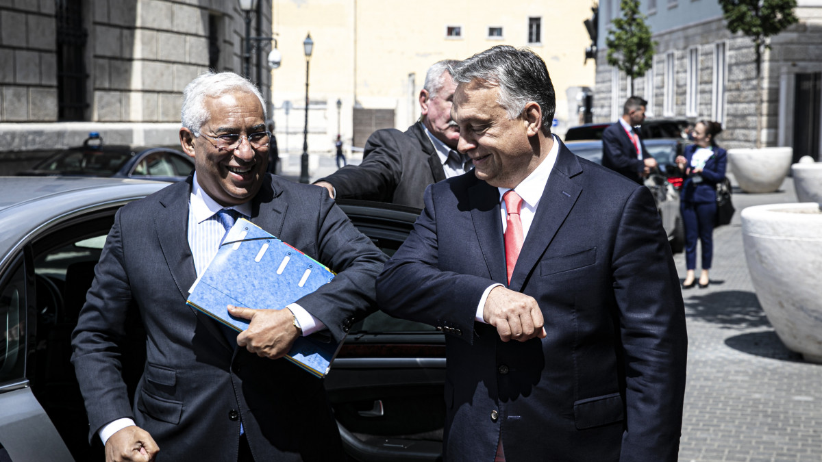 A Miniszterelnöki Sajtóiroda által közreadott képen Orbán Viktor miniszterelnök (j) fogadja António Costa portugál miniszterelnököt a Karmelita kolostornál 2020. július 14-én. A munkamegbeszélés célja, hogy előkészítsék az Európai Unió pénteken kezdődő állam- és kormányfői csúcstalálkozóját, és egyeztessék a nemzeti álláspontokat a napirenden lévő költségvetési témákban.