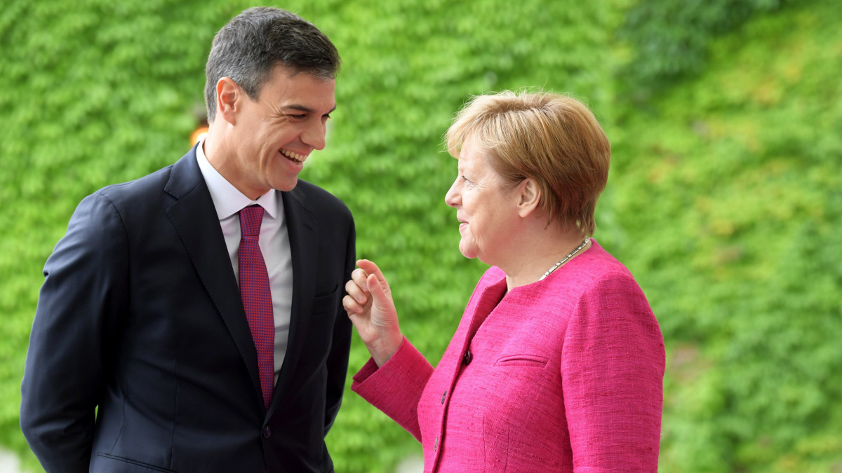 Berlin, 2018. június 26.Angela Merkel német kancellár (j) és Pedro Sánchez spanyol miniszterelnök a berlini kancellári hivatalnál tartott fogadási ünnepségen 2018. június 26-án. (MTI/EPA/Clemens Bilan)