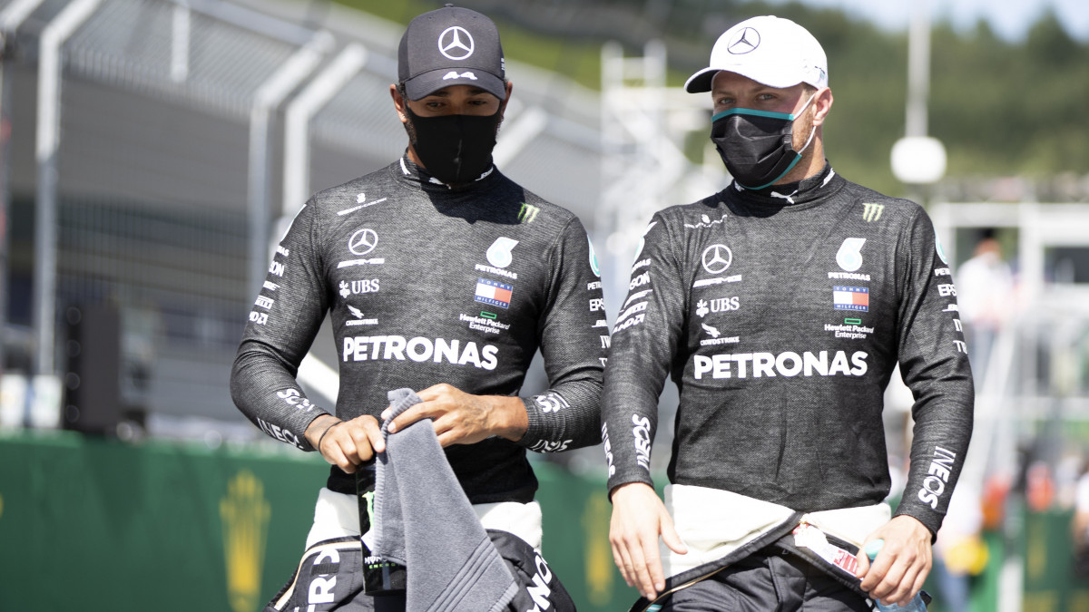 Az első helyen végzett Valtteri Bottas, a Mercedes finn versenyzője (j) és a második helyen végzett brit csapattársa, Lewis Hamilton a Forma-1-es autós gyorsasági világbajnokság Osztrák Nagydíjának időmérő edzése után a spielbergi pályán 2020. július 4-én. A futamot július 5-én rendezik.
