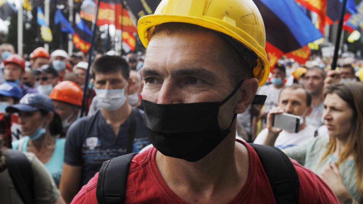 Bányászok tüntetnek a kijevi elnöki hivatal előtt 2020. június 30-án. Több száz bányász érkezett Ukrajna különböző régióiból, hogy követeljék a nekik járó fizetésüket, valamint az ukrán szénbányák és szénfeldolgozó üzemek újraindítását.