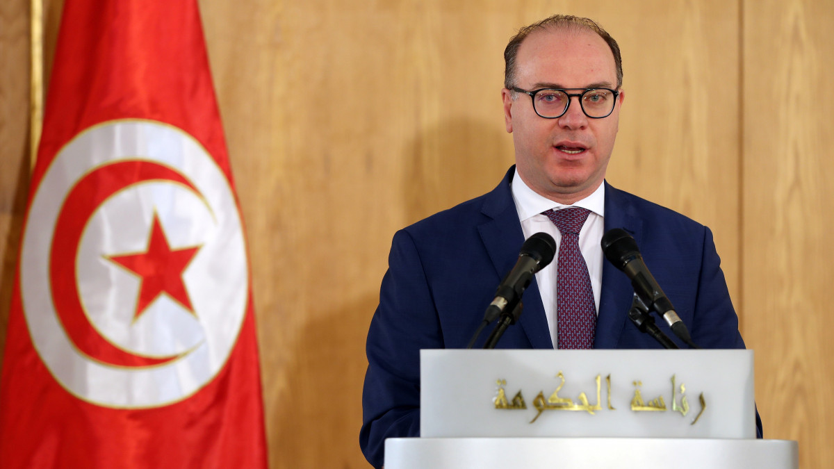 A 2020. július 15-én közreadott képen Eljesz Fahfah, Tunézia miniszterelnöke hivatalba lépési ünnepségén Tuniszban február 28-án. Sajtóértesülések szerint a miniszterelnök lemondott posztjáról, mert bizalmatlansági indítványt nyújtottak be ellene.