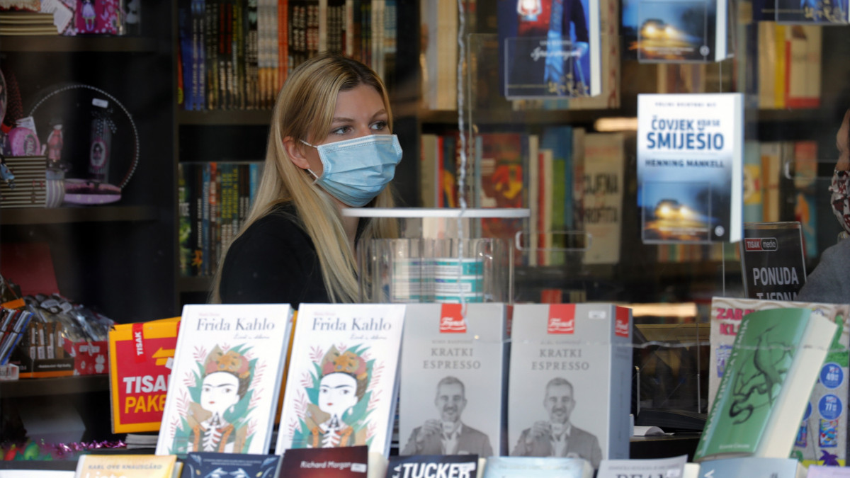 Védőmaszkos nő Zágrábban 2020. július 13-án. Ettől a naptól a koronavírus-járvány miatt kötelező a szájmaszk viselése az egészségügyi intézményekben, a közösségi közlekedési eszközökön és az üzletekben.