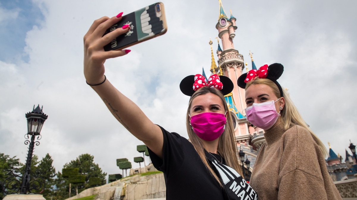 Látogatók az újranyitott Disneyland vidámparkban a Párizs melletti Marne-la-Vallée-ban 2020. július 15-én. Az Európa egyik legfőbb turisztikai célpontjának számító Disneyland márciusban 15-én zárt be a koronavírus-járvány miatt.