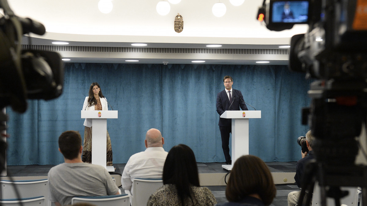 Gulyás Gergely, a Miniszterelnökséget vezető miniszter és Szentkirályi Alexandra kormányszóvivő a Kormányinfó sajtótájékoztatón a Miniszterelnökségen 2020. július 9-én.