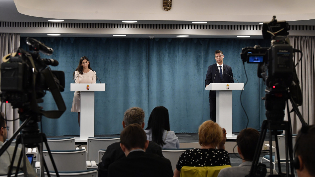 Gulyás Gergely Miniszterelnökséget vezető miniszter és Szentkirályi Alexandra kormányszóvivő (b) a Kormányinfó sajtótájékoztatón a Miniszterelnökségen 2020. július 16-án.