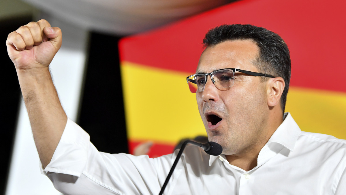 Zoran Zaev volt miniszterelnök, a Macedóniai Szociáldemokrata Szövetség (SDSM) elnöke ünnepel az előrehozott észak-macedóniai parlamenti választások estéjén Szkopjéban 2020. július 15-én.  Az észak-macedóniai parlamenti választásokat a kormányzó szociáldemokrata szövetség nyerte. Az SDSM a szavazatok 35,85 százalékát kapta, alig másfél százalékkal előzve meg a voksok 34,49 százalékát megszerző jobboldali Belső Macedón Forradalmi Szervezet - Macedón Nemzeti Egység Demokratikus Pártját (VMRO-DPMNE).