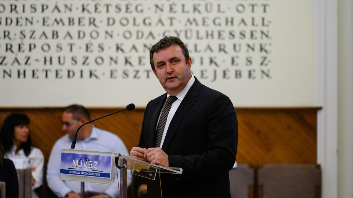 Palkovics László innovációs és technológiai miniszter (k) tart előadást a Megyei Jogú Városok Szövetségének kétnapos közgyűlésén Székesfehérváron, 2020. július 16-án.