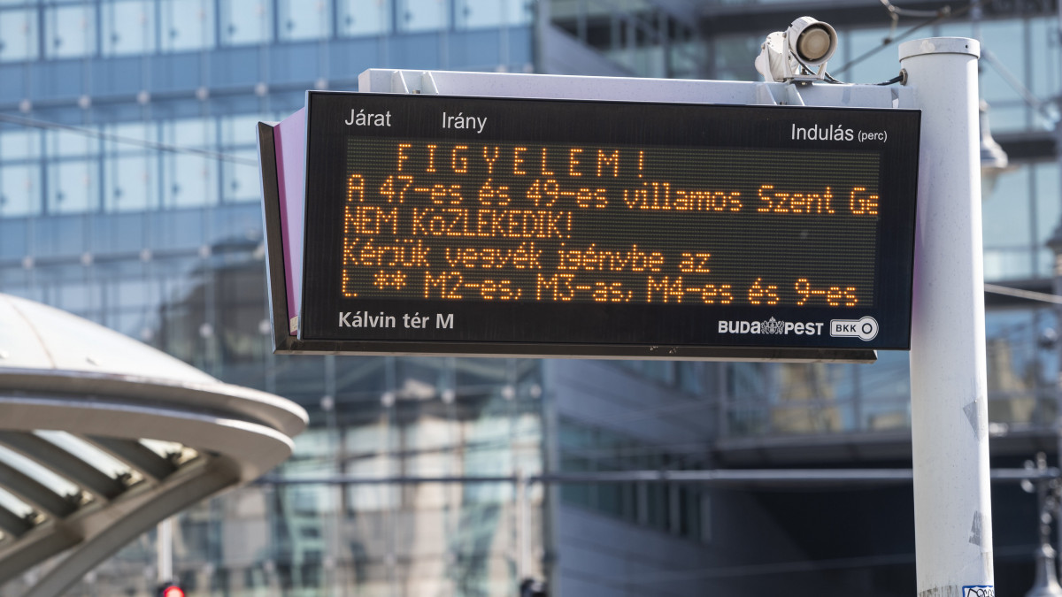 Lezárt villamosmegálló a Kálvin téren 2020. július 15-én, miután beszakadt az útpálya a villamos sínek között a Vámház körúton. A Kálvin és a Szent Gellért tér között nem közlekedik a 47 és 49-es villamos.