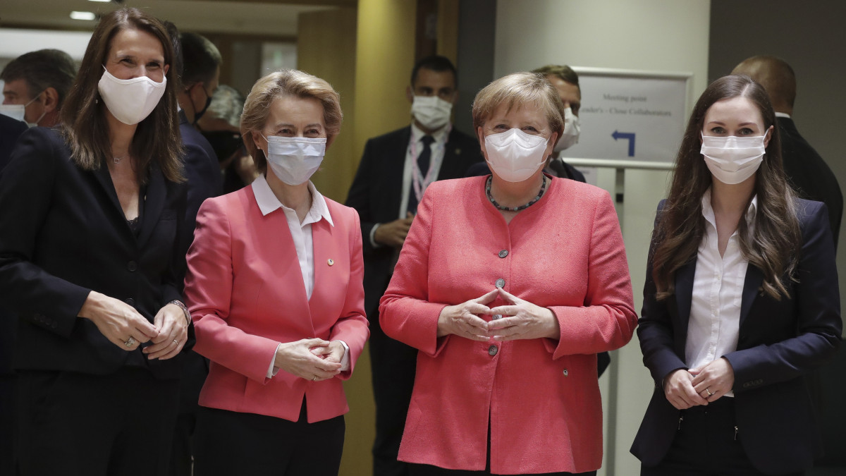 Sophie Wilmes belga miniszterelnök, Ursula von der Leyen, az Európai Bizottság elnöke, Angela Merkel német kancellár és Sanna Marin finn miniszterelnök (b-j) az Európai Unió kétnapos brüszeli csúcstalálkozójának első napi ülésén 2020. július 17-én. A tagállamok vezetői a koronavírus-járvány miatt utoljára februárban találkoztak személyesen.