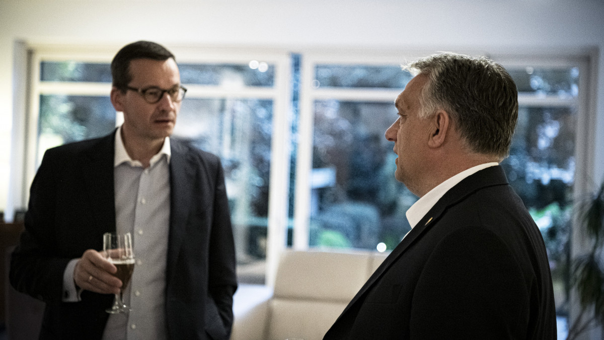 A Miniszterelnöki Sajtóiroda által 2020. július 17-én közreadott képen Orbán Viktor magyar (j) és Mateusz Morawiecki lengyel kormányfő munkavacsorája az Európai Unió kétnapos brüszeli csúcstalálkozója előtt. 