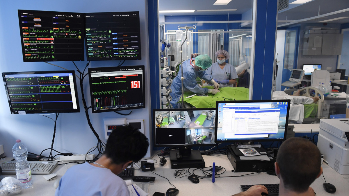 A Gottsegen György Országos Kardiológiai Intézet felnőtt kardiológiai osztályának felújított intenzív terápiás részlege az átadás napján, 2019. július 4-én.