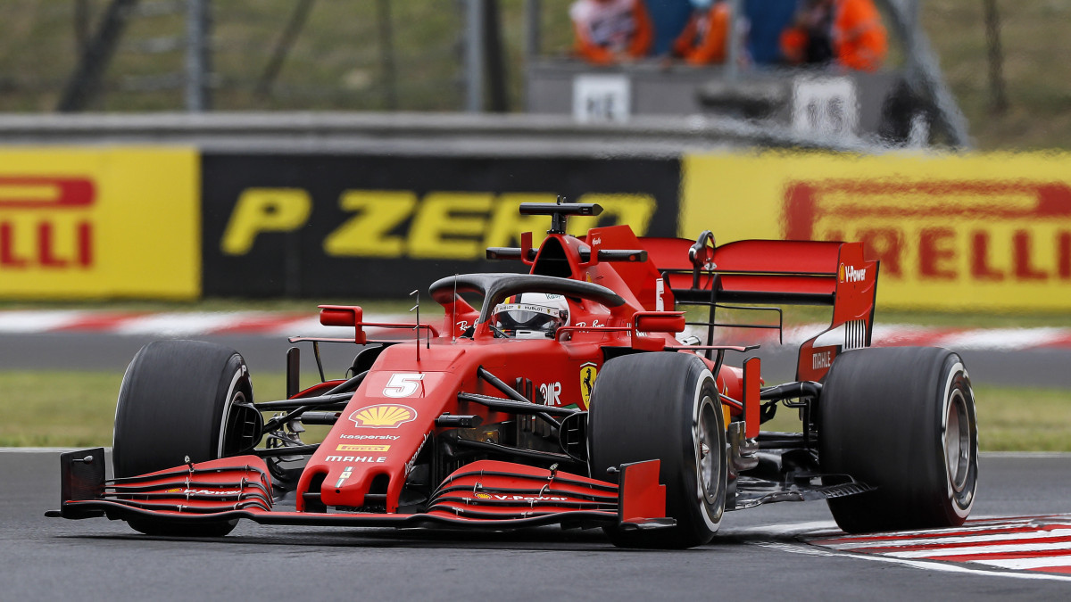 Sebastian Vettel, a Ferrari német versenyzője a Forma-1-es autós gyorsasági világbajnokság Magyar Nagydíjának első szabadedzésén a mogyoródi pályán, a Hungaroringen 2020. július 17-én. A futamot július 19-én rendezik.