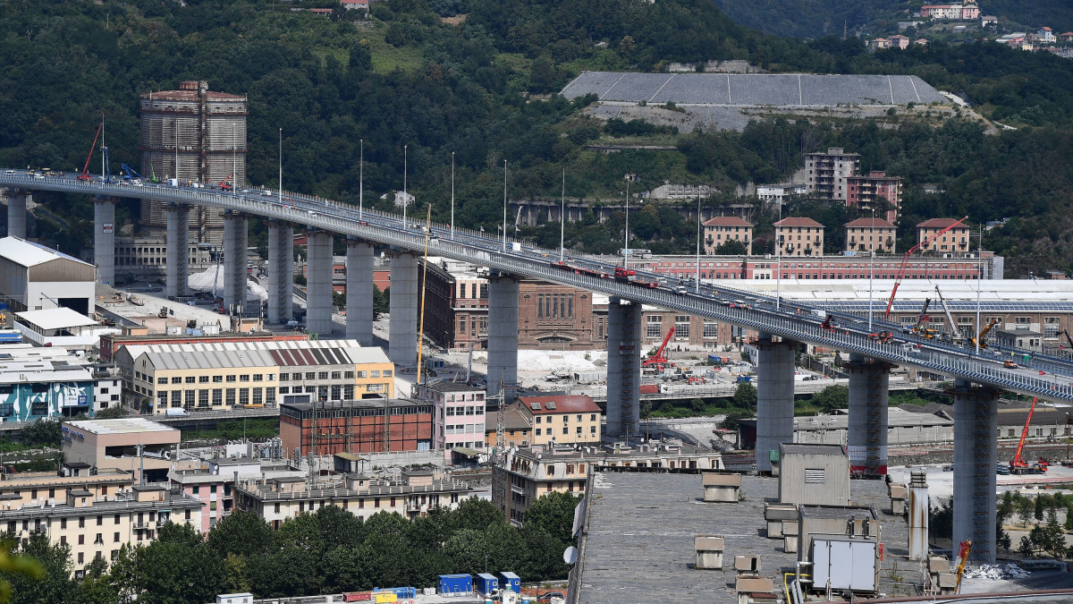 Építik az új genovai autópályahídat 2020. július 17-én. 2018. augusztus 14-én ismeretlen okból leszakadt a Morandi-hídból egy 210 méteres szakasz, autók zuhantak a mélybe, 43 ember életét vesztette. Az új, tartókábel nélküli acélhíd Renzo Piano olasz építész tervei alapján készül.