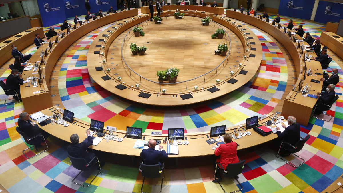 Az Európai Unió kétnapos brüszeli csúcstalálkozójának első napi ülése 2020. július 17-én. A tagállamok vezetői a koronavírus-járvány miatt utoljára februárban találkoztak személyesen.