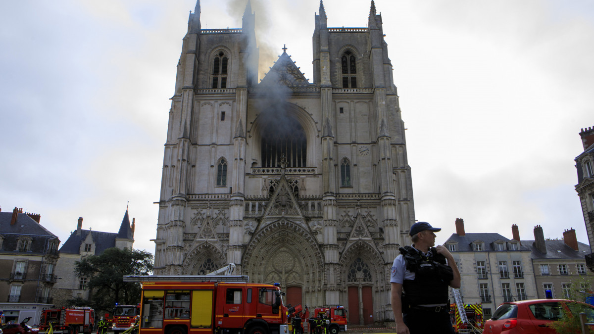 Tűzoltók dolgoznak a nyugat-franciaországi Nantes Szent Péter és Szent Pál-székesegyházában 2020. július 18-án. Egyelőre nem tudni, hogy mi okozta a tüzet az épületben. A székesegyházban 1972-ben komoly tűz volt. Tizenhárom évi restaurálás után 1985-ben adták át a felújított épületet.