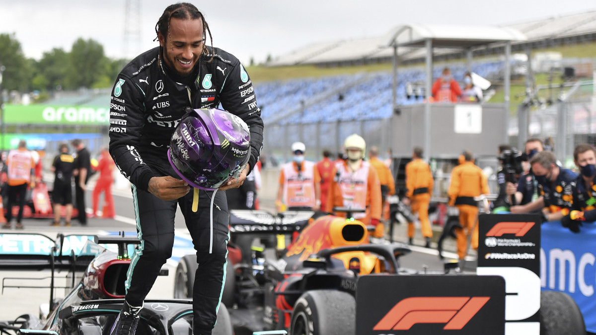 Lewis Hamilton, a Mercedes brit címvédője kiszáll autójából, miután rajt-cél győzelmet aratott a Forma-1-es autós gyorsasági világbajnokság Magyar Nagydíján a mogyoródi pályán, a Hungaroringen július 19-én.