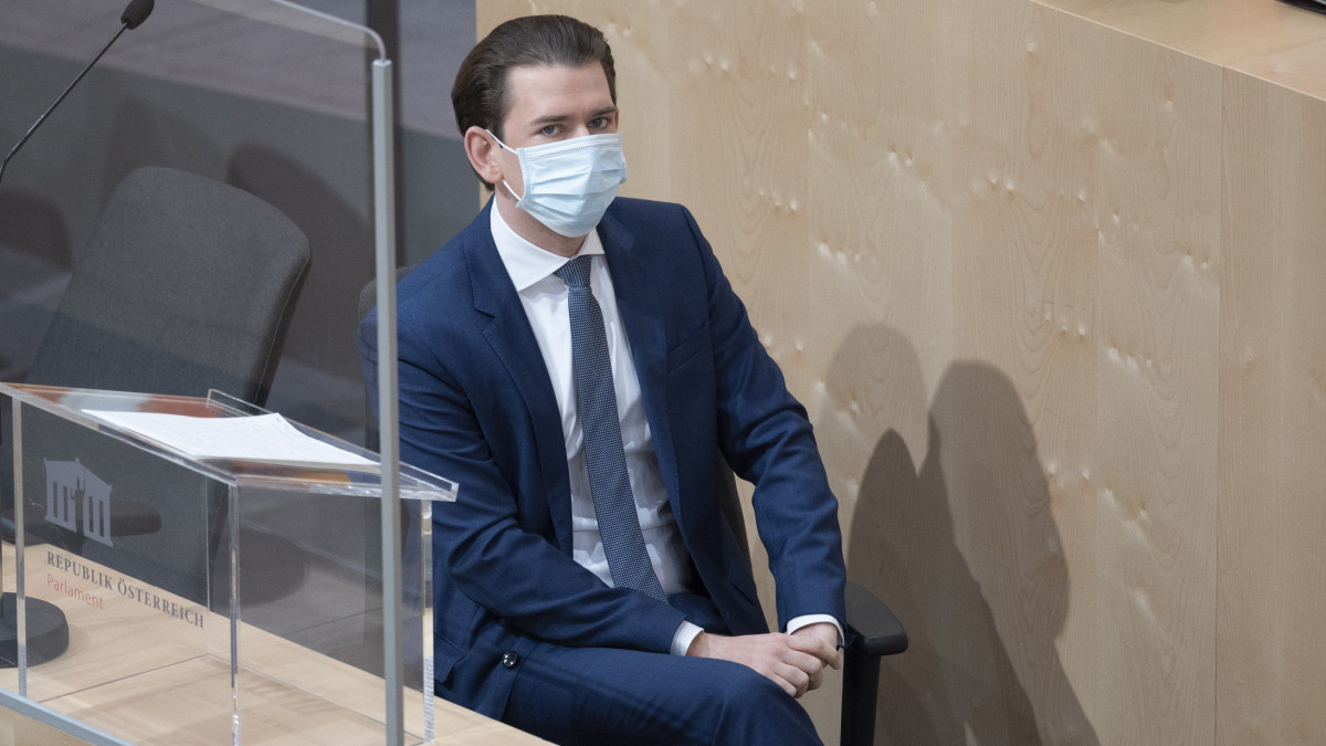 Sebastian Kurz osztrák kancellár védőmaszkot visel a parlament ülésén a bécsi Hofburgban 2020. március 3-án. Ausztriában 11 238 igazolt koronavírus-fertőzött van.