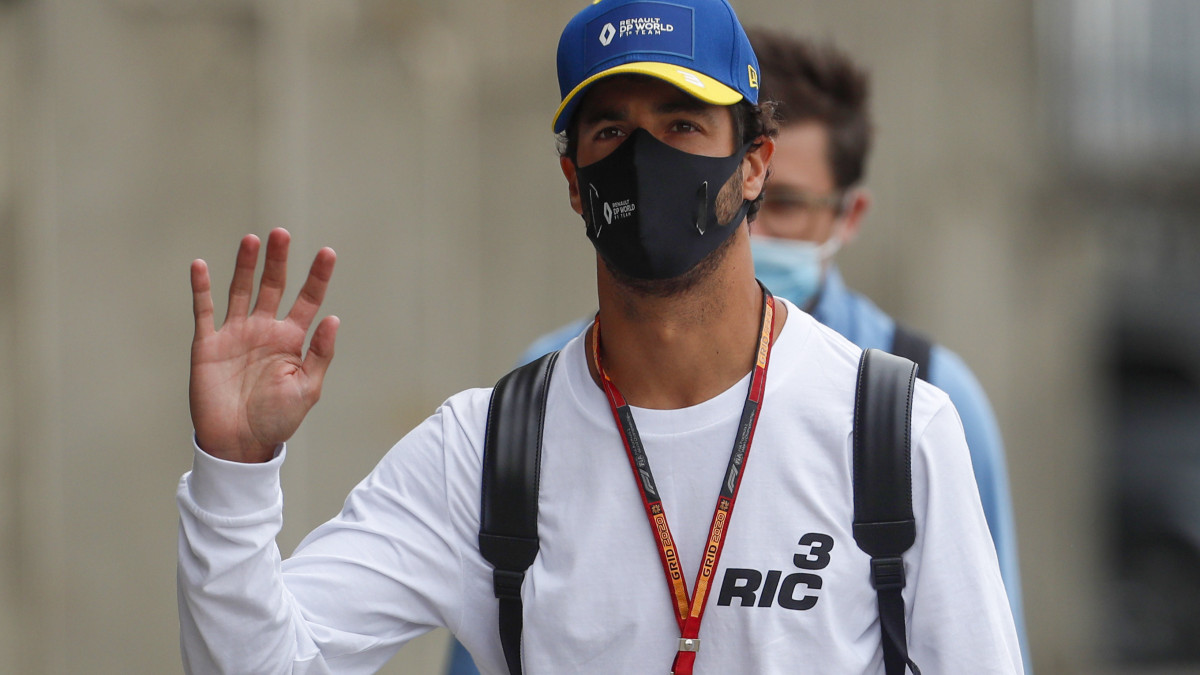Daniel Ricciardo, a Renault ausztrál versenyzője megérkezik a Forma-1-es autós gyorsasági világbajnokság Magyar Nagydíjának otthont adó mogyoródi pályára, a Hungaroringre 2020. július 16-án. A futamot július 19-én rendezik.