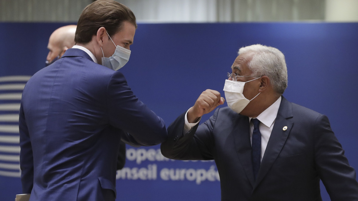 Sebastian Kurz osztrák kancellár (b) és António Costa portugál miniszterelnök könyökének összeütésével köszönti egymást az Európai Unió kétnapos brüszeli csúcstalálkozójának első napi ülésén 2020. július 17-én. A tagállamok vezetői a koronavírus-járvány miatt utoljára februárban találkoztak személyesen.