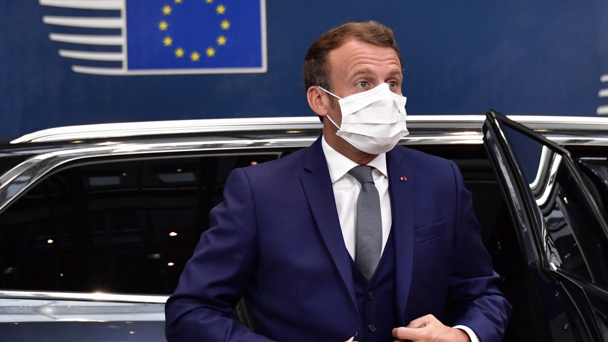 Emmanuel Macron francia elnök az Európai Unió kétnapos brüszeli csúcstalálkozójának első napi ülésére érkezik 2020. július 17-én. A tagállamok vezetői a koronavírus-járvány miatt utoljára februárban találkoztak személyesen.