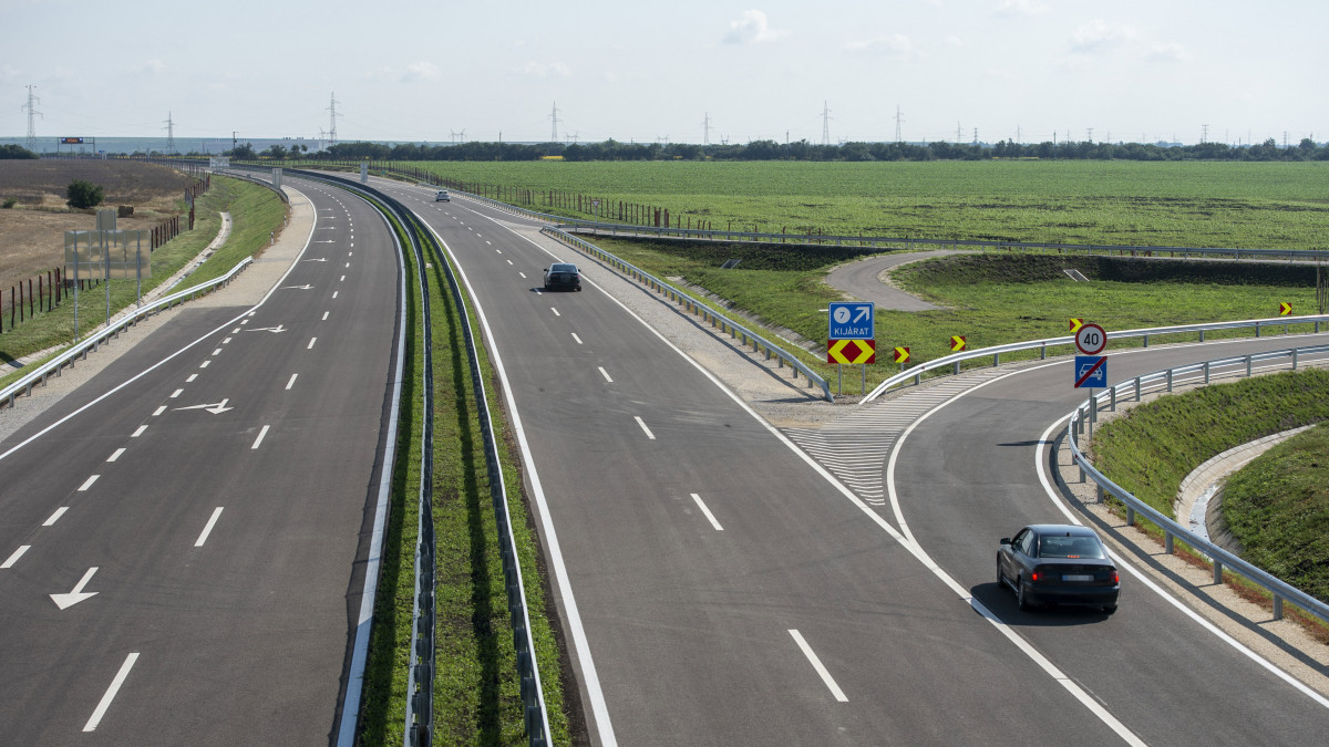Az Egert az M3-as autópályával összekötő M25-ös gyorsforgalmi út az átadóünnepség napján Kerecsend közelében 2020. július 20-án.