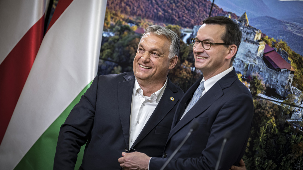 A Miniszterelnöki Sajtóiroda által közreadott képen Orbán Viktor magyar (b) és Mateusz Morawiecki lengyel kormányfő az Európai Unió brüsszeli csúcstalálkozója után tartott sajtótájékoztatón 2020. július 21-én.