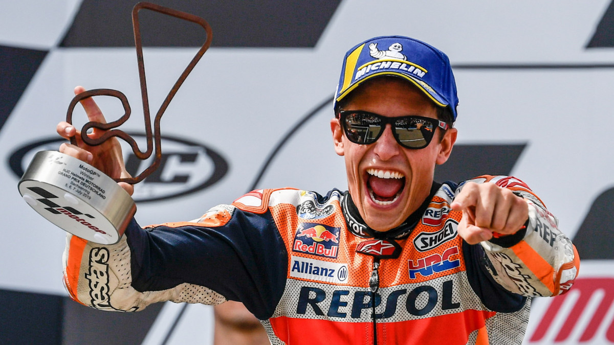 A MotoGP géposztályban versenyző spanyol Marc Márquez, a Repsol Honda csapat tagja a versenypályán aratott tizedik futamgyőzelmét ünnepli a motoros gyorsasági világbajnokság Német Nagydíjának eredményhirdetésén a hohenstein-ernstthali Sachsenringen 2019. július 7-én.