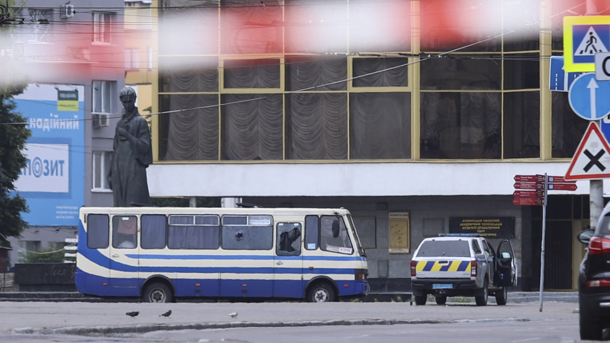 Utasaival együtt túszul ejtett busz a nyugat-ukrajnai Luckban 2020. július 21-én. A buszt és utasait a fegyverekkel és robbanószerrel rendelkező, Makszim Krivosként azonosított 44 éves férfi kerítette hatalmába. Az Oroszországban született ukrán támadó azt követeli, hogy a vezető ukrán politikusok tegyenek közzé magukat terroristának nevező nyilatkozatokat a  közösségi portálokon lévő oldalaikon.