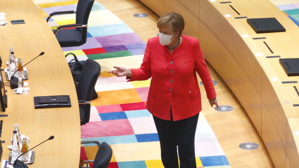 Angela Merkel német kancellár az Európai Unió kétnapos brüszeli csúcstalálkozójának első napi ülésén 2020. július 17-én. A tagállamok vezetői a koronavírus-járvány miatt utoljára februárban találkoztak személyesen.