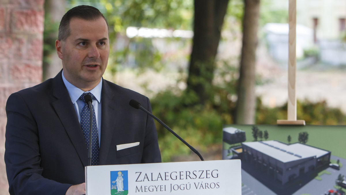 Balaicz Zoltán (Fidesz-KDNP) polgármester beszél a volt laktanya területén épülő üzemcsarnok projektindító rendezvényén Zalaegerszegen 2019. október 10-én.