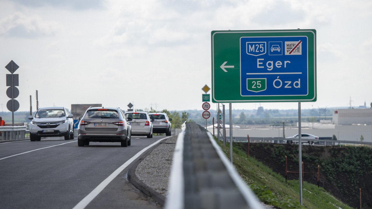 Az Egert az M3-as autópályával összekötő M25-ös gyorsforgalmi út felhajtója az átadóünnepség napján Maklár közelében 2020. július 20-án.