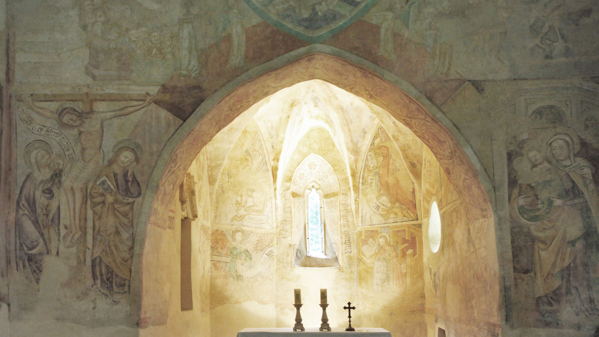 Velemér, 2012. július 21. A gótikus Szentháromság római katolikus templom freskókkal díszített szentélye: balra a keresztrefeszítés jelenete, a diadalívtől jobbra pedig egy Mettercia-ábrázolás díszíti a falat: szent Anna gyermeke, Szűz Mária kicsiny, de felnőttnek ábrázolt alakját tartja karjában, ő pedig a kis Jézust fogja.  MTVA/Bizományosi: Nagy Zoltán