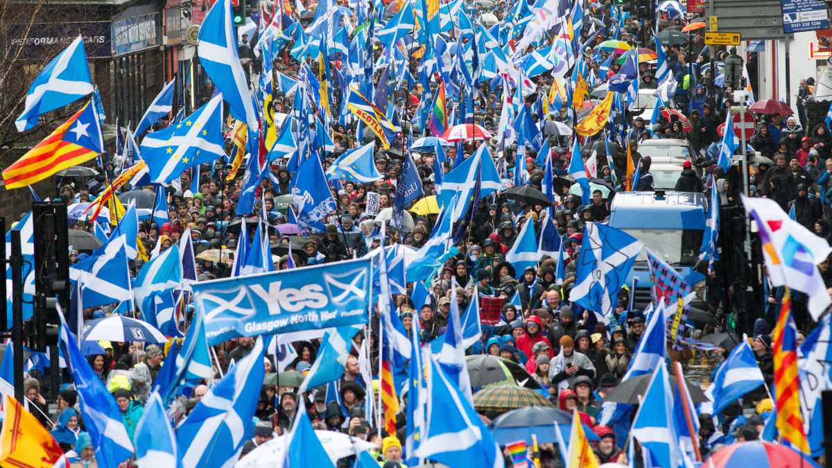 A skót függetlenség hívei tüntetnek Glasgowban 2020. január 11-én.