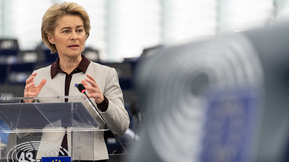 Ursula von der Leyen, az Európai Bizottság elnöke felszólal az Európai Parlament (EP) plenáris ülésén Strasbourban 2020. február 12-én. A parlament az Európai Tanács február 20-i rendkívüli ülését készíti elő, amelynek központi témája a 20212027 közötti időszakra szóló hosszú távú uniós költségvetés, az úgynevezett többéves pénzügyi keret lesz.