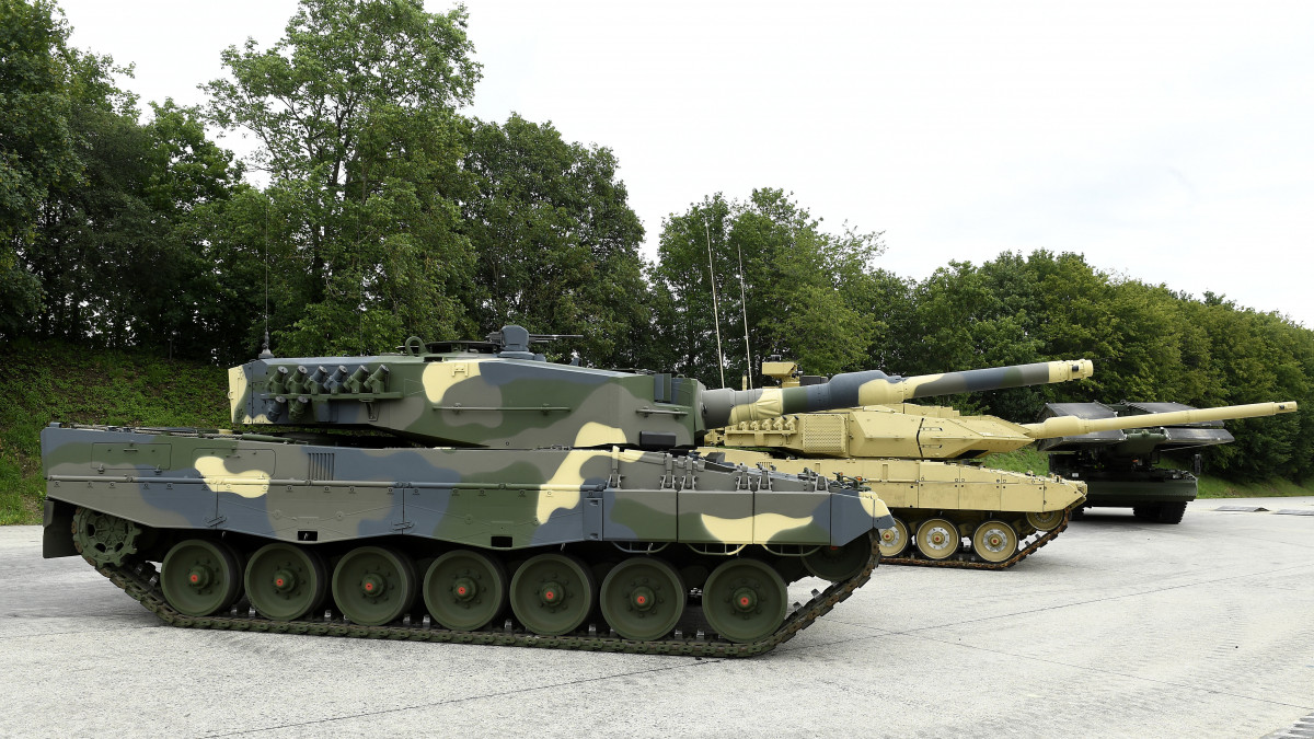 A Magyar Honvédség újbeszerzésű Leopard 2A4HU harckocsija (b) a német Krauss-Maffei Wegmann (KMW) GmbH & Co. KG. müncheni gyárában tartott bemutatón 2020. július 3-án. Ebből a típusból összesen 12 darab érkezik hamarosan, majd további 44 darab Leopard 2A7+HU (b2) harckocsit pedig 2023-tól szállítanak hazánkba.