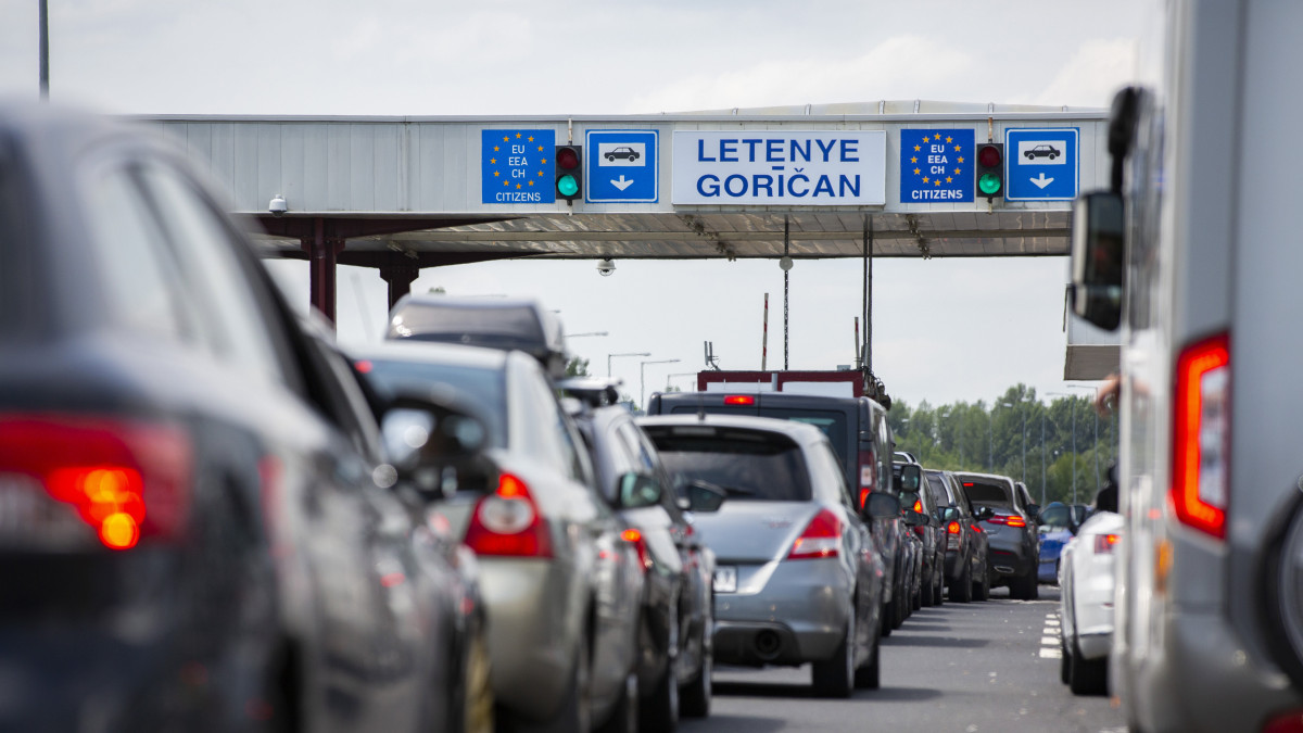 Várakozó autósok az M7-es autópályán a magyar-horvát határátkelő előtt, Letenyénél 2020. július 11-én. A határátkelőnél 2 órás várakozással kell számolni, mert a horvát hatóságok kötelezően regisztrálják belépőket. Érdemes Szlovénia felé kerülni, arrafelé jelenleg nem kell torlódásra számítani.