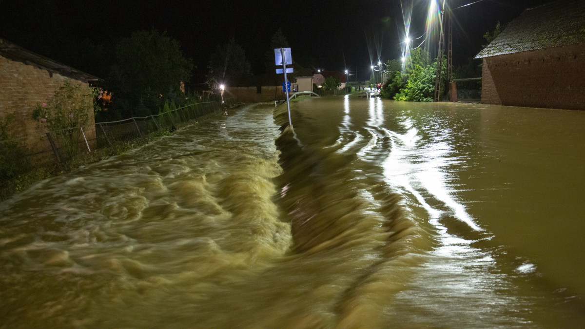 A nagy esőzés miatt vízzel elárasztott út a Zala megyei Surdon 2020. július 24-én éjjel. A térségen átvonuló vihar következtében a domboldalakról lezúduló nagy mennyiségű esővíz több településen elárasztotta az alacsonyabban fekvő részeket.