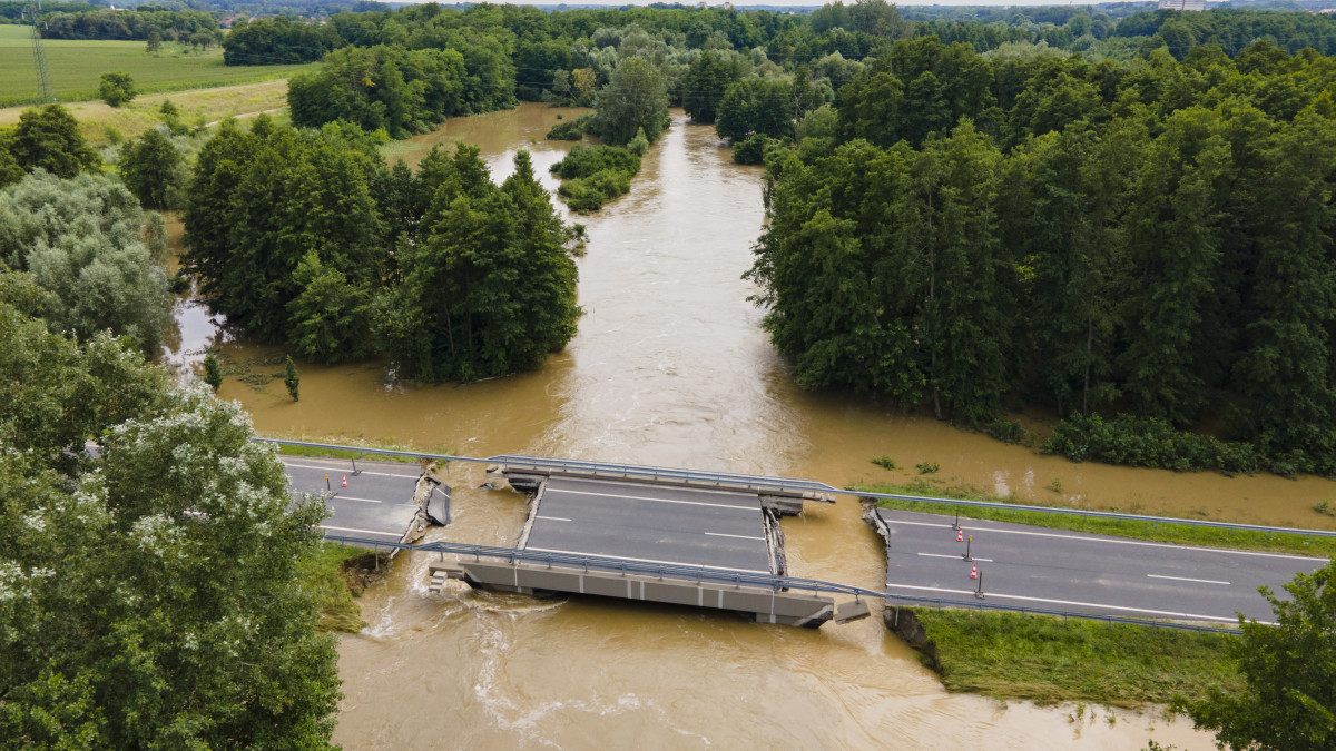 A heves esőzés miatt megáradt Rinya-patak leszakadt hídja a 68-as főút Nagyatádot elkerülő szakaszán 2020. július 26-án.