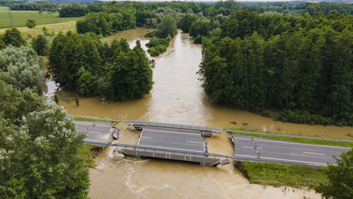 Drámai képek: leszakadt egy híd a heves esőzés miatt