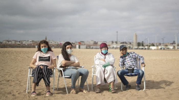 Gyorsít a járvány, elzárták a külvilágtól Marokkó nagyvárosait
