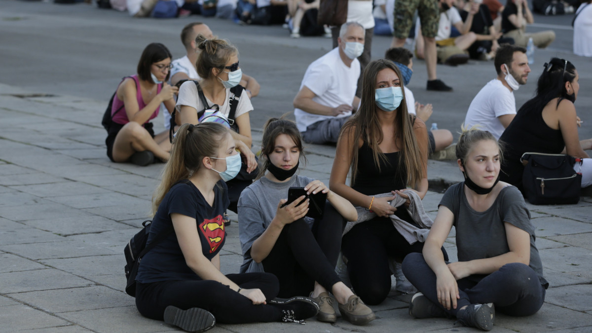 A koronavírus-járvány miatt tervezett újabb korlátozó intézkedések bevezetése ellen tiltakoznak emberek a parlament épülete előtt Belgrádban 2020. július 9-én. A tiltakozó megmozdulások július 7-én kezdődtek a szerb fővárosban.