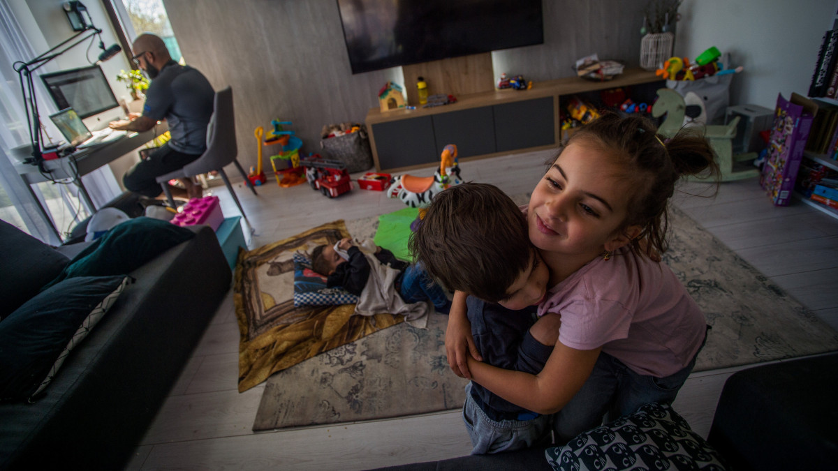 Gyerekek játszanak a koronavírus-járvány miatt önkéntes karanténban lévő Lotfi család törökbálinti otthonában 2020. április 7-én.