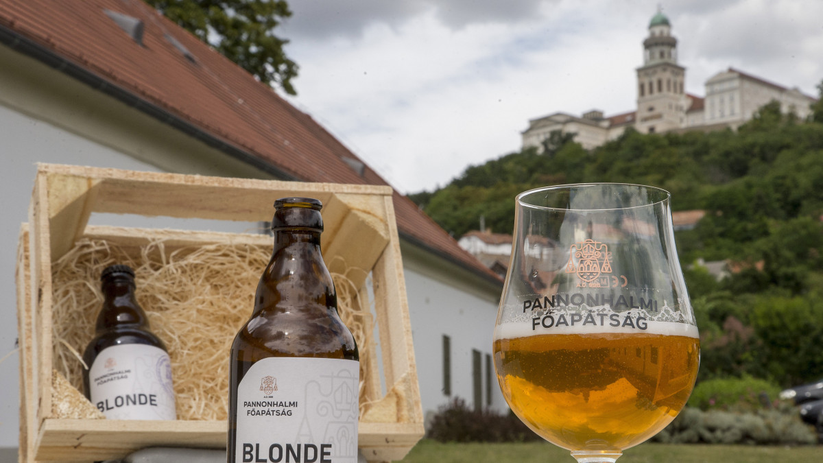 A Pannonhalmi Főapátság ravazdi sörfőzdéjében készített sör az üzem átadásának napján, 2020. július 17-én. Háttérben a főapátság.