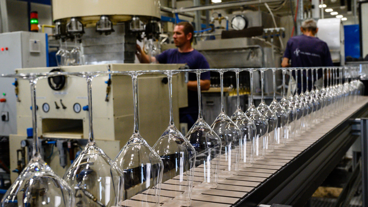 Üvegpoharak készülnek a Hungarian Table Top Kft. halimbai üveggyárában a versenyképességi támogatói okiratának átadásának napján, 2020. július 10-én.