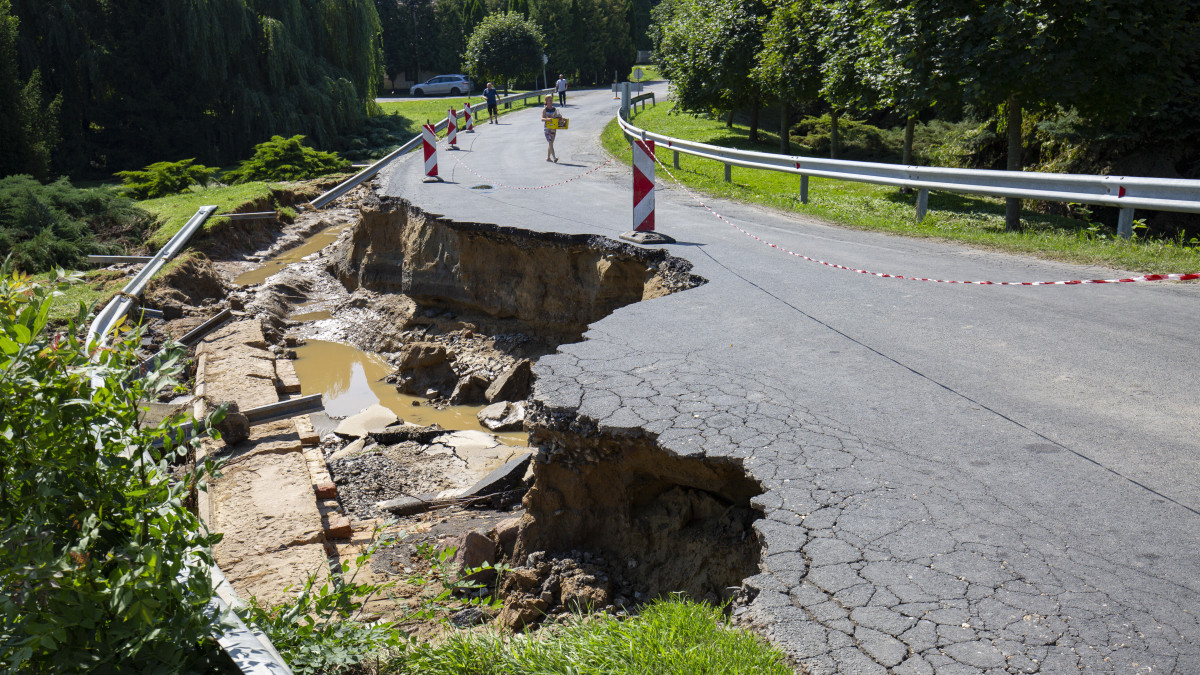 A heves esőzés miatt megrongálódott út Zalaszentjakabon 2020. július 26-án.