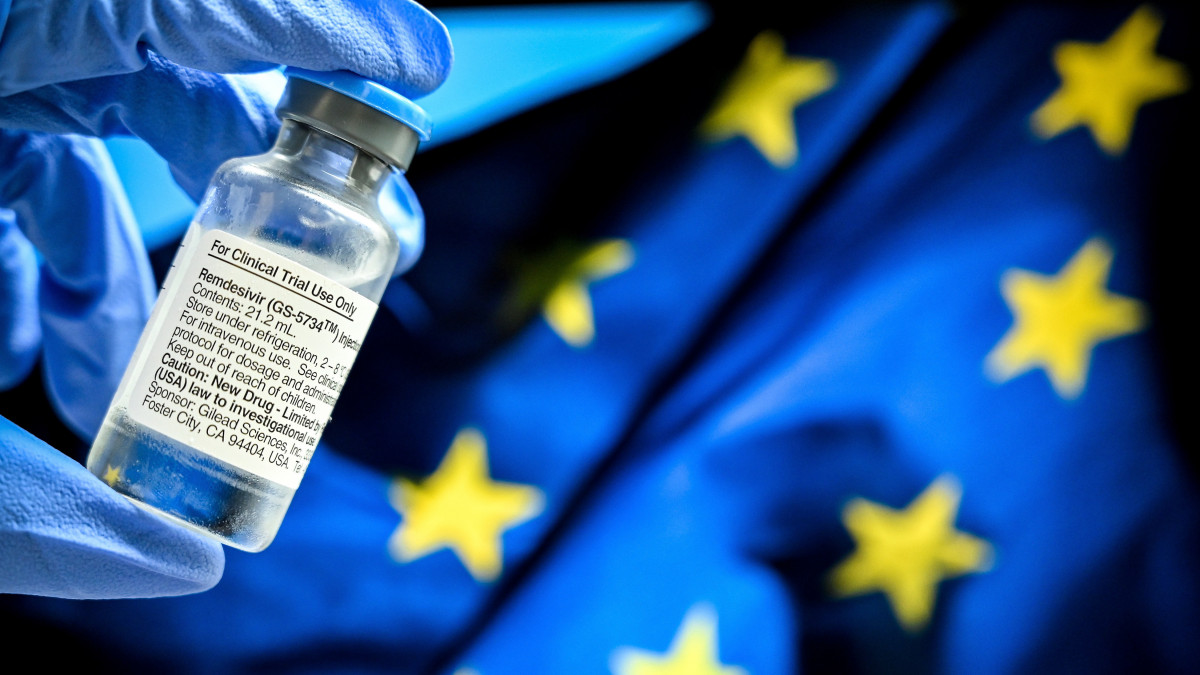 Egészségügyi alkalmazott kezében egy remdesivir antivirális hatóanyaggal teli ampullával az esseni Egyetemi Kórházban 2020. június 3-án. Az Európai Bizottság 2020. július 3-án bejelentette, hogy engedélyezi a koronavírus súlyos eseteiben alkalmazható, remdesivir hatóanyagú, Veklury néven futó gyógyszer feltételes forgalomba hozatalát. A gyógyszervizsgálati eredmények szerint a remdesivirrel kezelt, oxigénbevitelre szoruló betegek körülbelül 11 nap elteltével meggyógyultak.